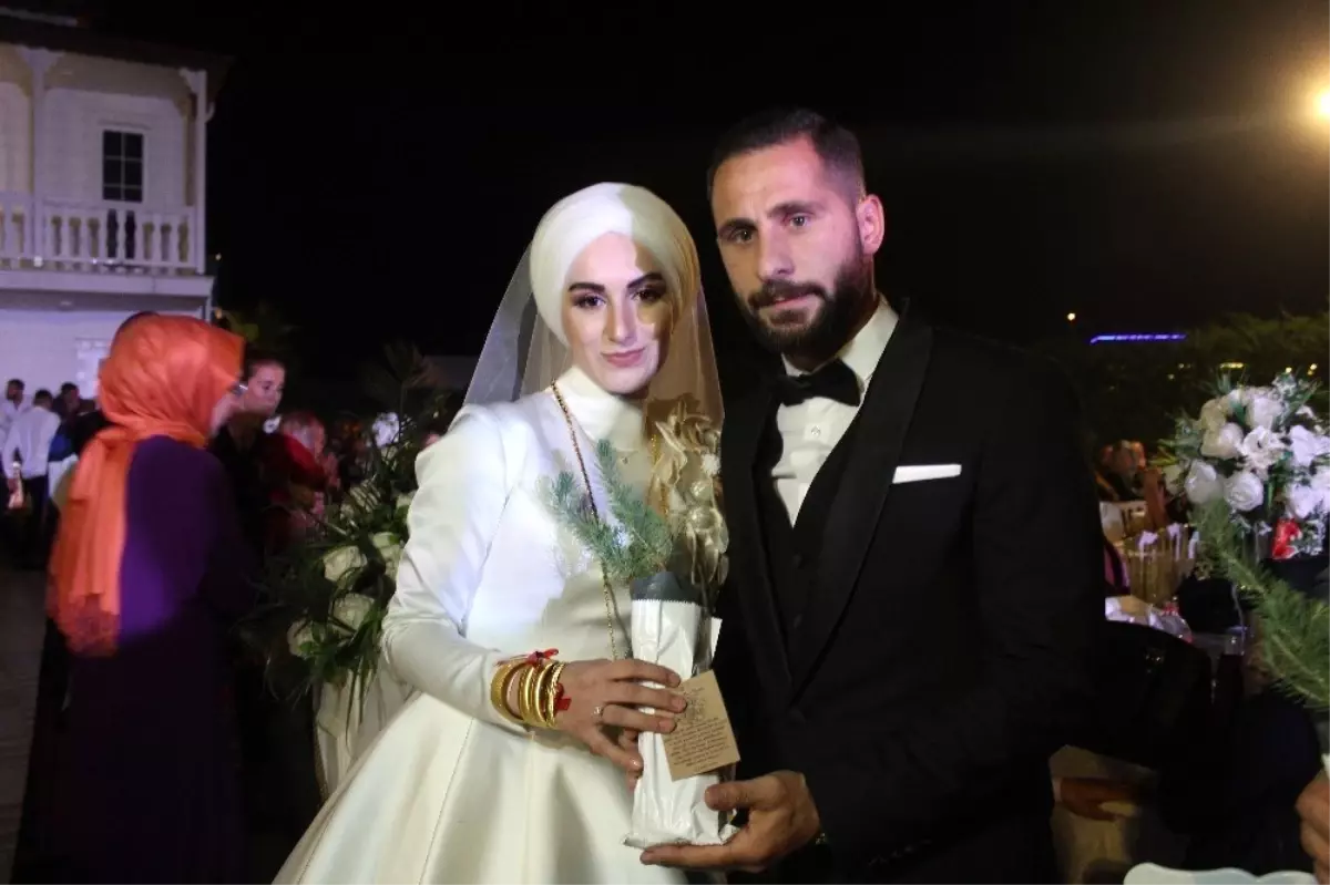 (Özel) Gelin ve damat nikah şekeri yerine fidan dağıttı