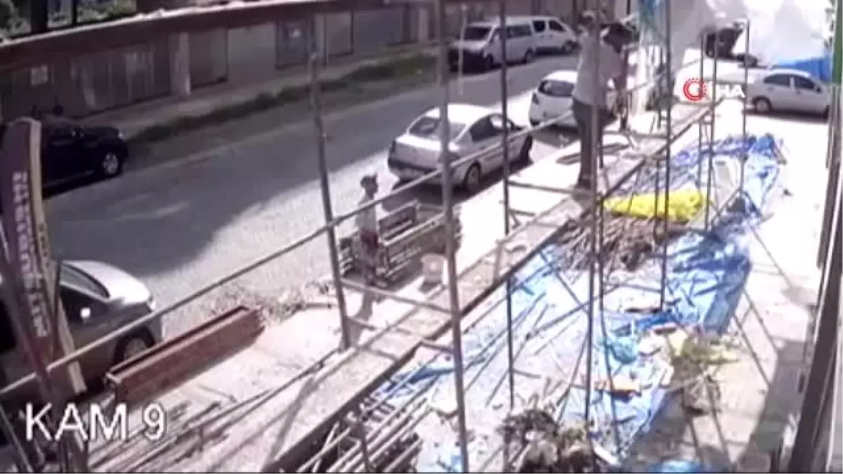 Rize\'de inşaat işçilerinin çalıştığı iskelenin çöktüğü anlar kamerada