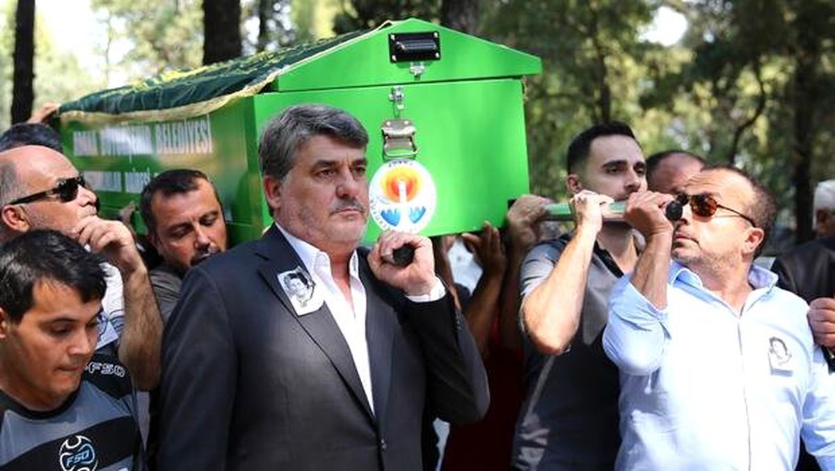 Serdal Adalı\'nın annesi son yolculuğuna uğurlandı