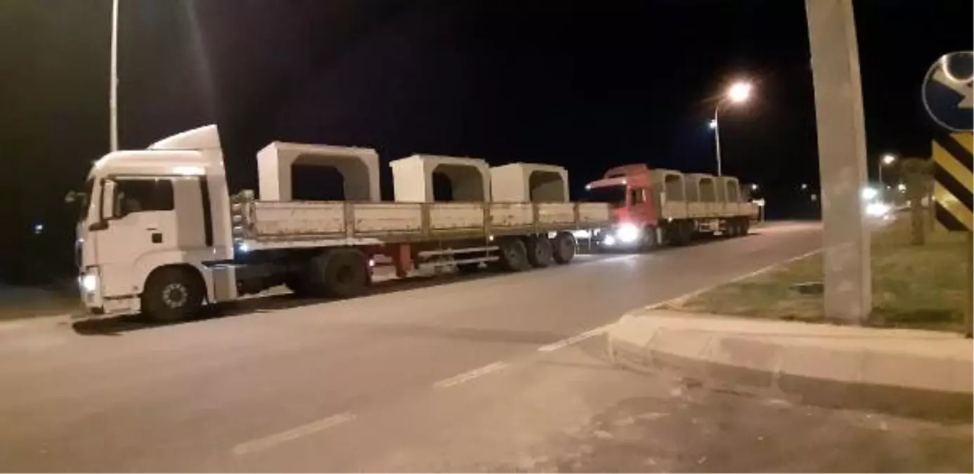 Sınır hattına beton blok sevkiyatı