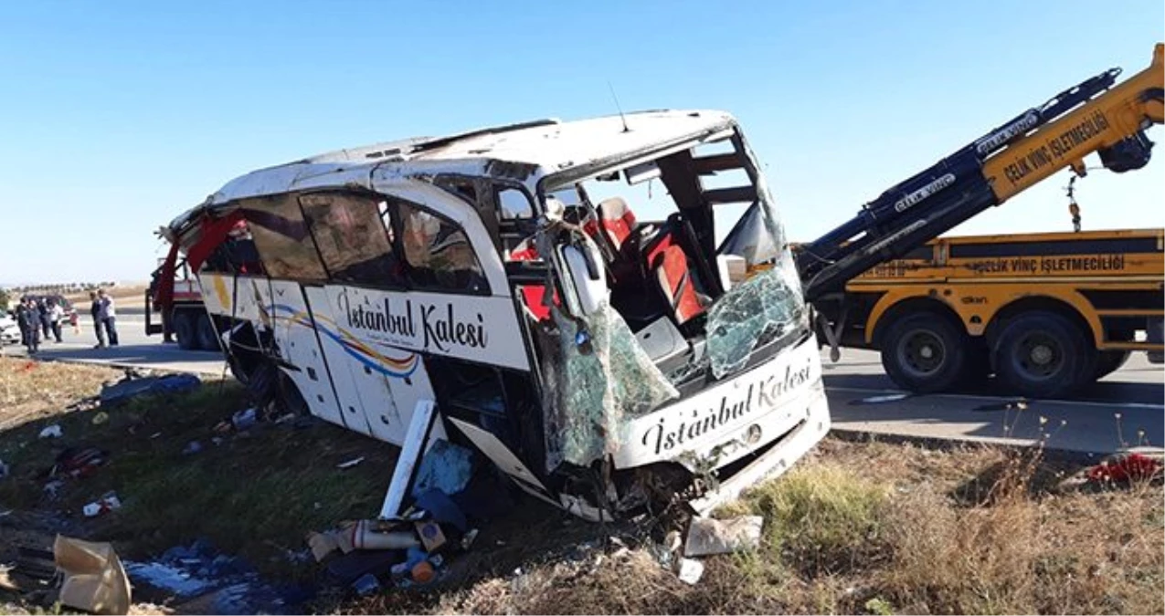 Afyonkarahisar\'da yolcu otobüsü devrildi: 1 ölü, 40 yaralı