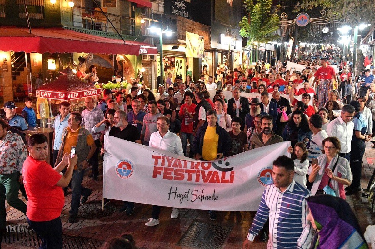 Tiyatro festivalinde karnaval gibi yürüyüş