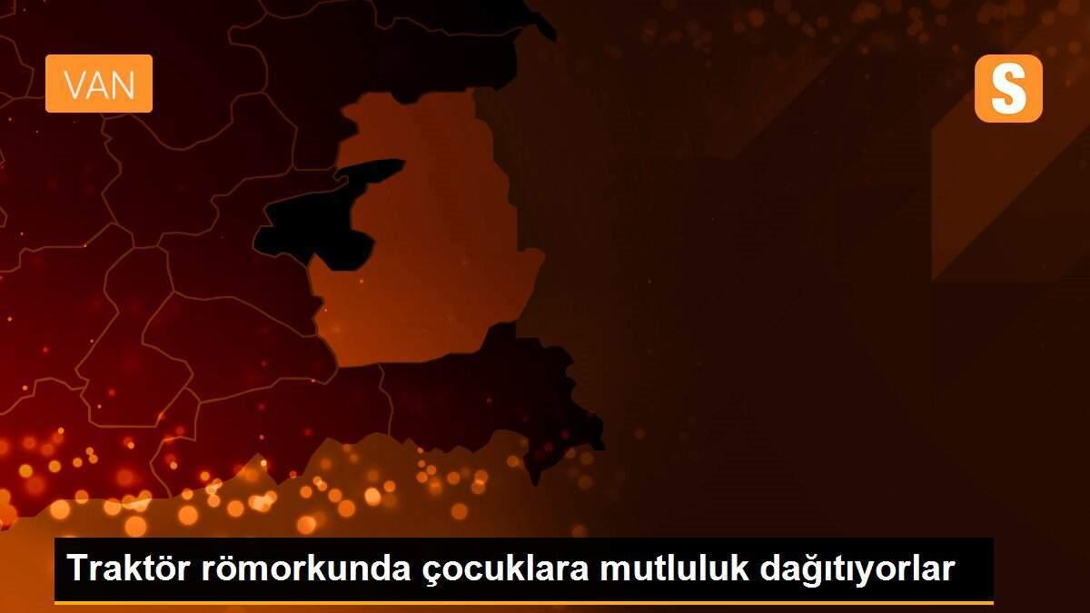 Traktör römorkunda çocuklara mutluluk dağıtıyorlar