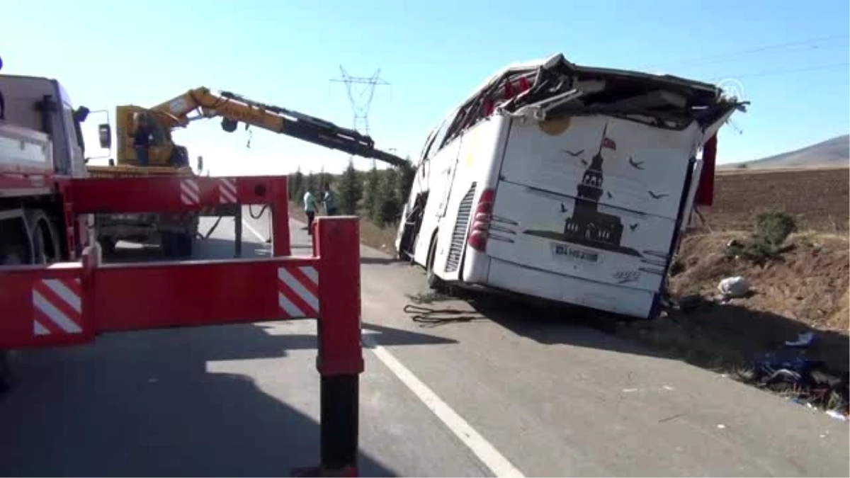 Yolcu otobüsü devrildi: 1 ölü, 40 yaralı (3)