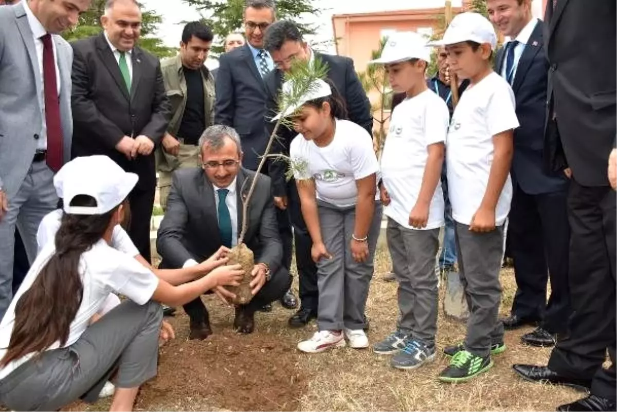 1\'inci sınıf öğrencileri okula türk bayrağının altında girdi