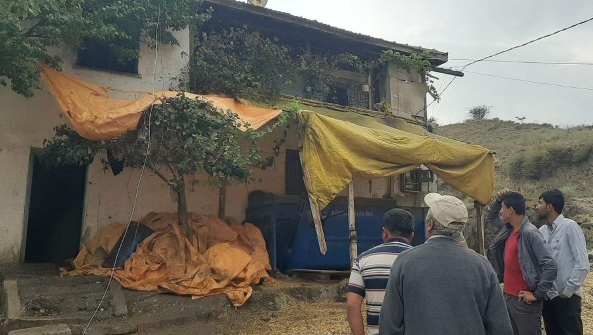 2 katlı ahşap evde çıkan yangın korkuttu