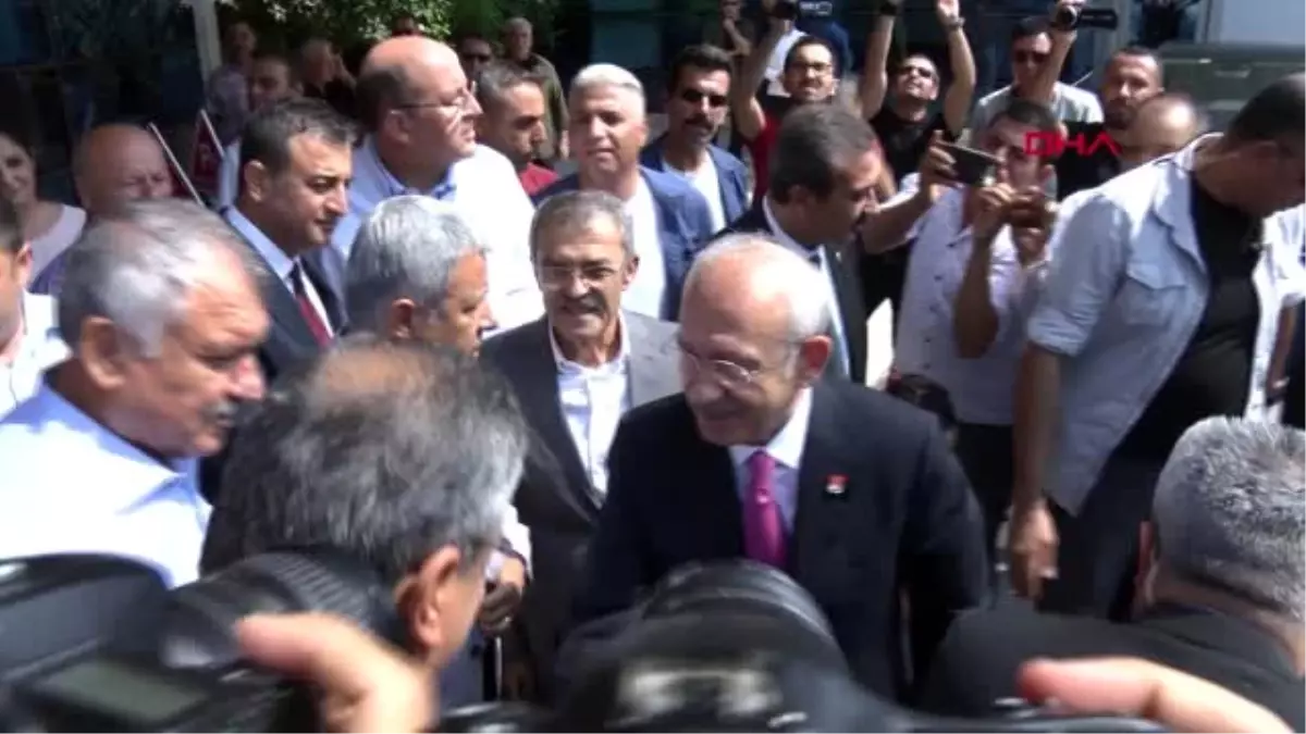 Adana kılıçdaroğlu, adana\'da hasta arkadaşını ziyaret etti