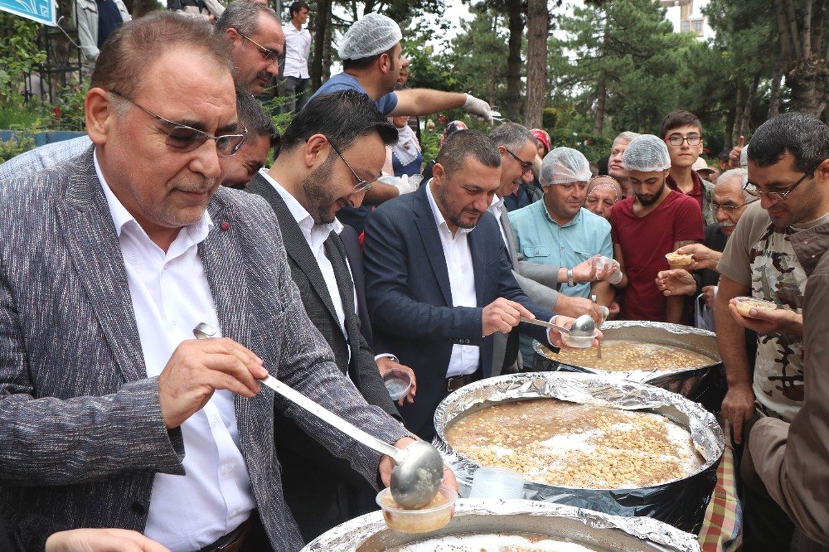 AK Parti İl Başkanlığı aşure ikram etti