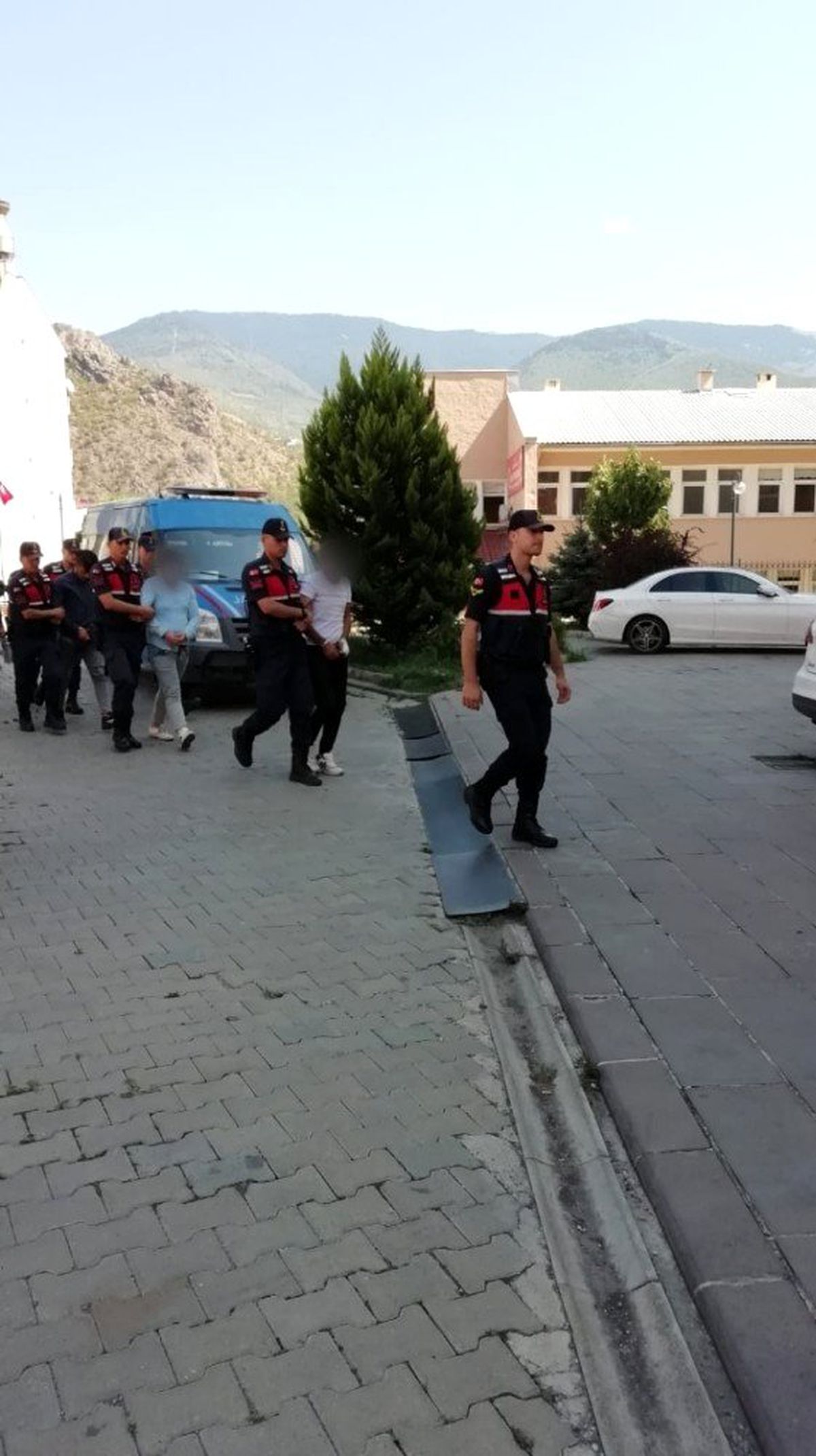 Araç aküsü çalan suç çetesi yakalandı