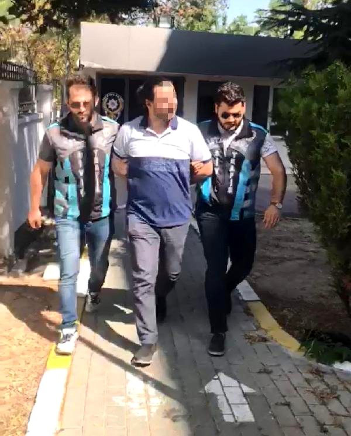 Ayağını camdan çıkararak makas atan trafik magandası yakalandı