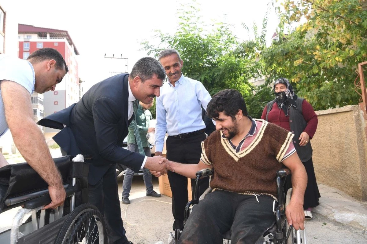 Başkan Asya\'dan yürüme engelli Yunus\'a tekerlekli sandalye