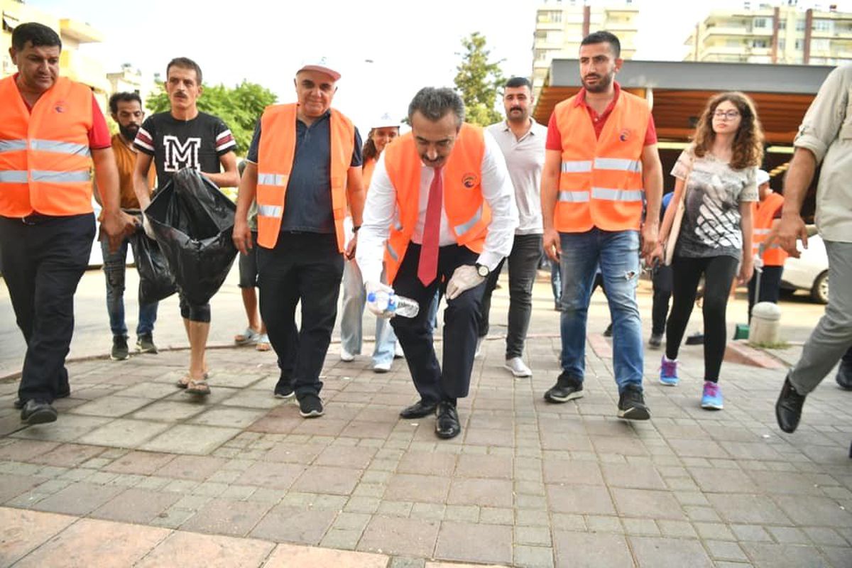 Belediye başkanı çöp topladı \'kentimizi temiz tutalım\' mesajı verdi