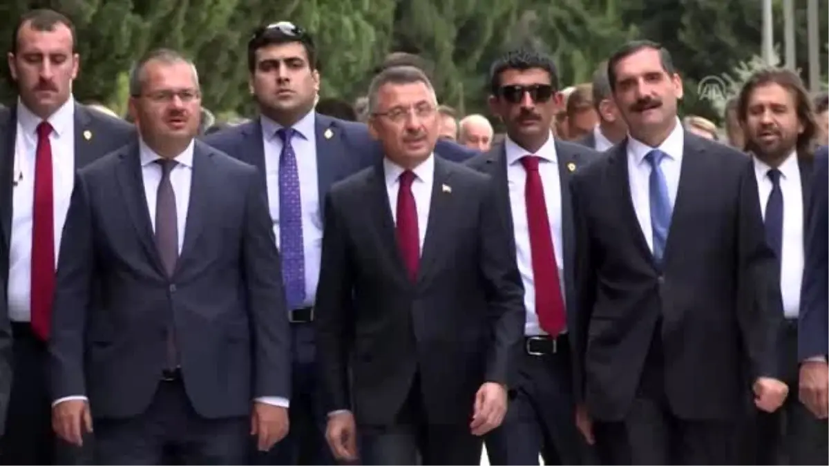 Cumhurbaşkanı Yardımcısı Oktay, Haydar Aliyev\'in kabrini ziyaret etti