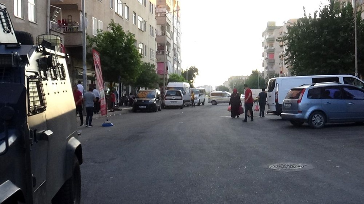 Diyarbakır\'da 11 yaşındaki kız çocuğunu taciz iddiası mahalleyi karıştırdı: 2 yaralı