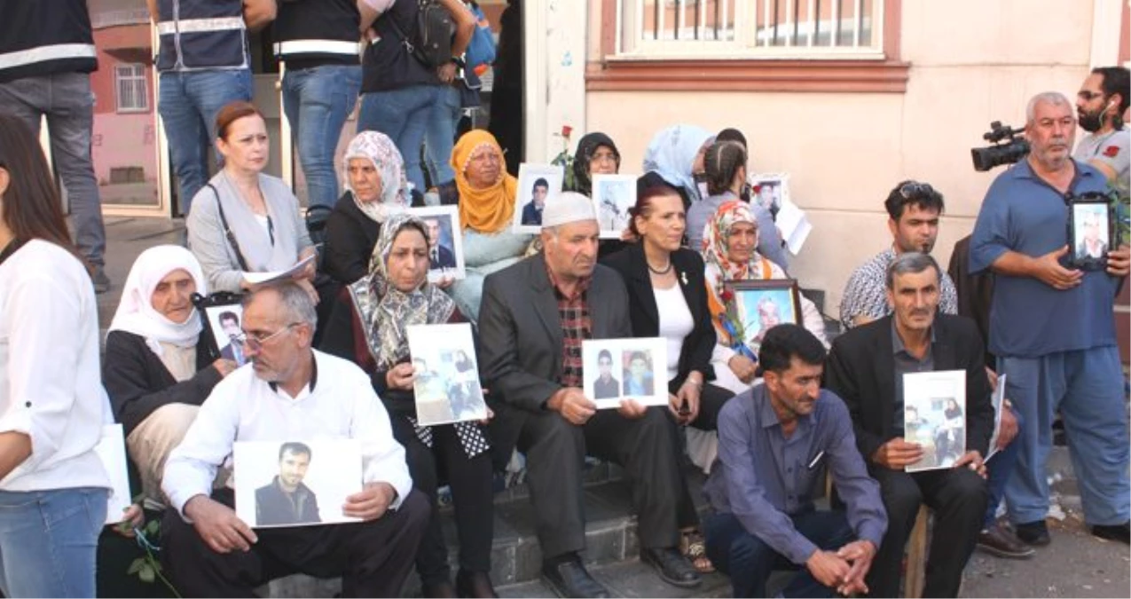 Diyarbakır\'da HDP binası önündeki annelerin oturma eylemine İran\'dan 5 aile katıldı