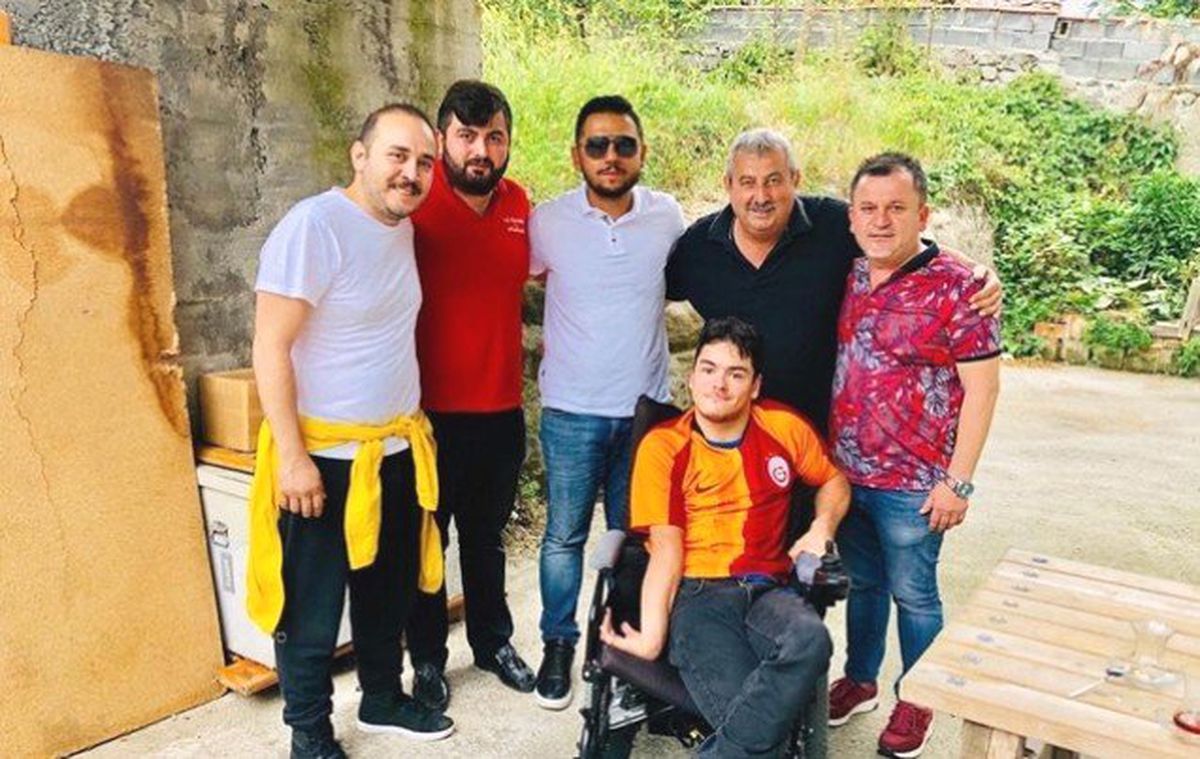 Ereğlili aslanlar engelli taraftarın yüzünü güldürdü
