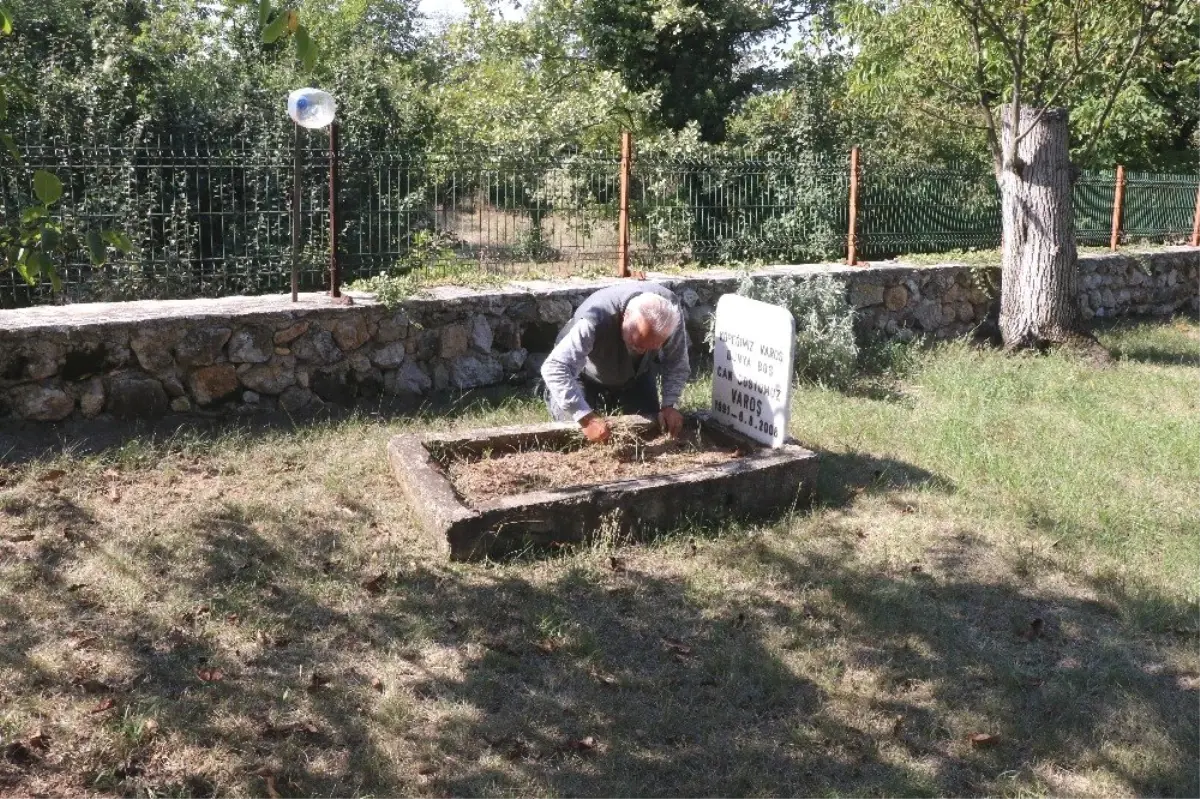 Evinin bahçesinde mezar yaptığı köpeğini unutamıyor