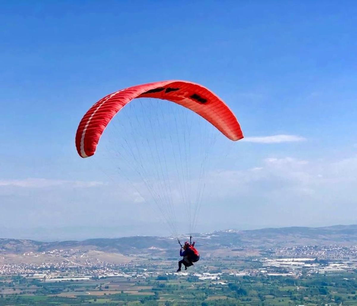 Gökyüzü paraşütlerle renklendi