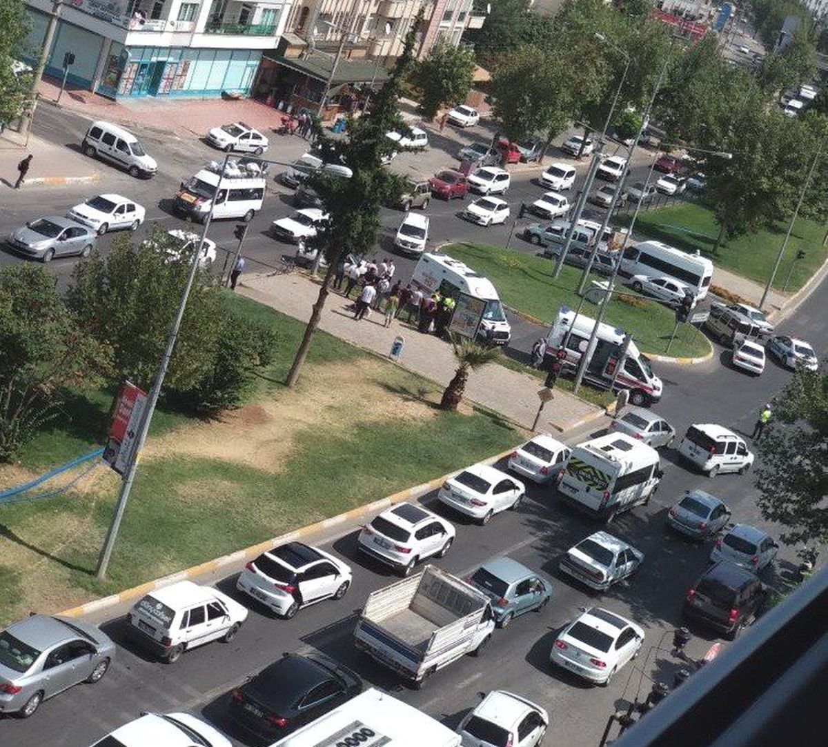 İki otomobil çarpıştı: 3 yaralı