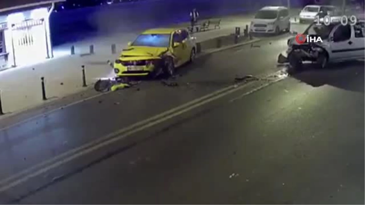 İstanbul\'da alkollü sürücü dehşeti kamerada... Kazanın şokuyla bankta oturan adama sarıldı