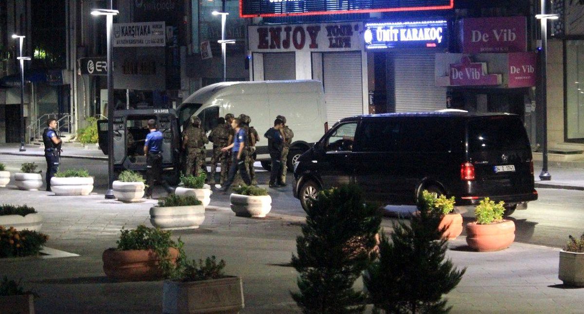 İstanbul\'da AVM ve rezidansa ateş edip lüks otomobille kaçtılar