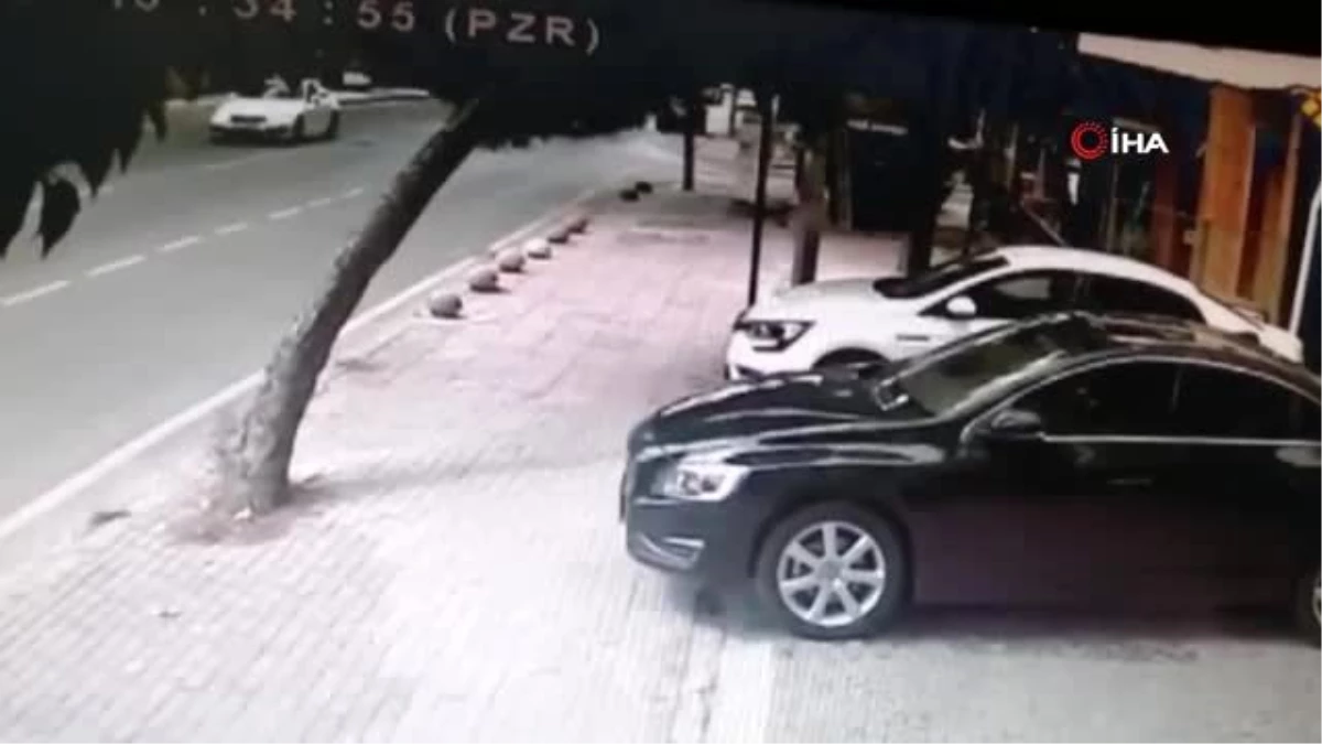 Kadıköy\'de otomobilin kaldırıma çıktığı kaza kamerada