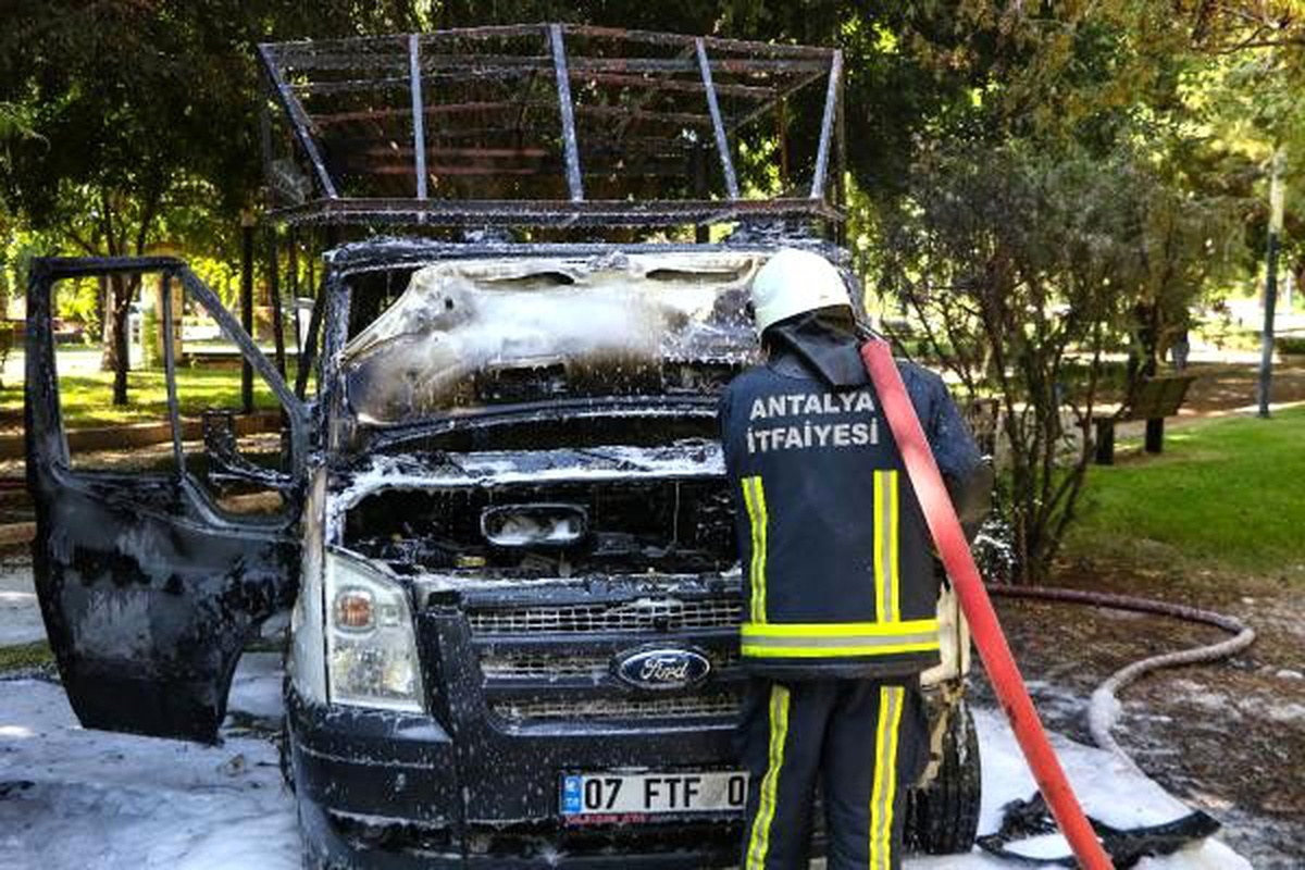 Kasasında çay demlenen kamyonet yandı: 1 yaralı