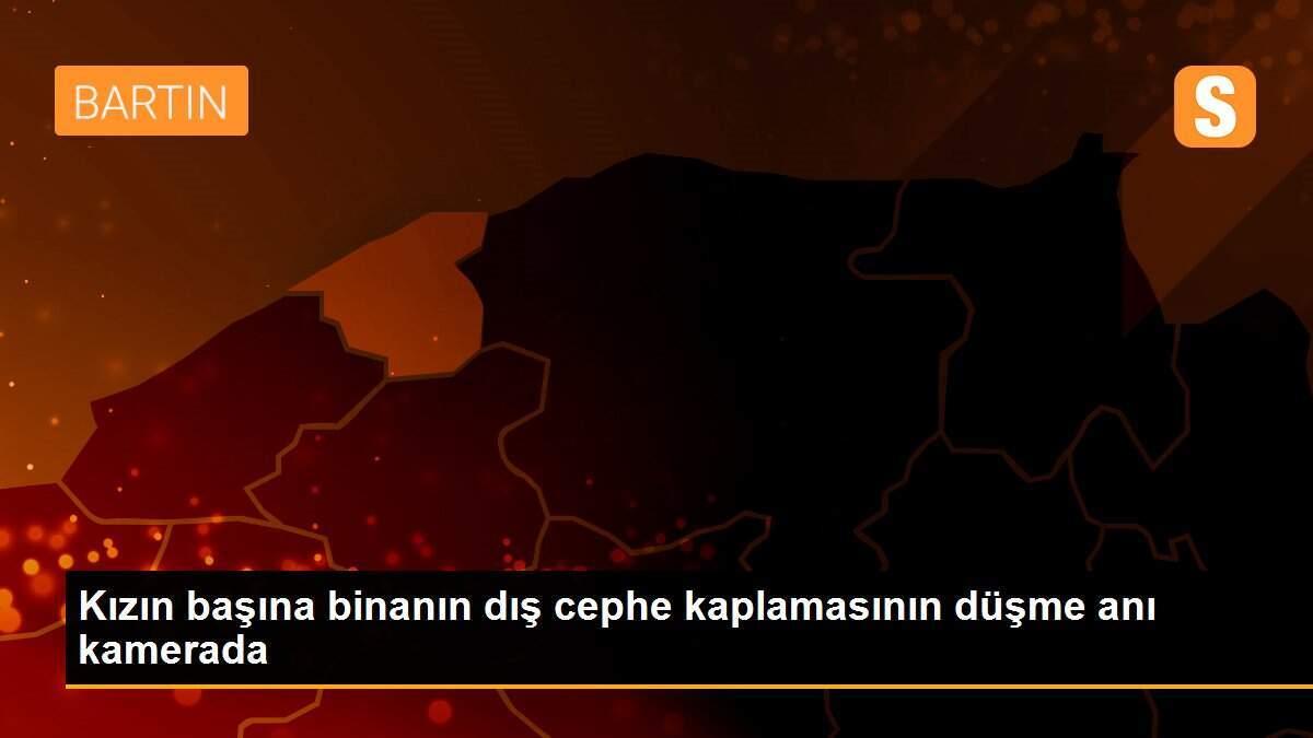 Kızın başına binanın dış cephe kaplamasının düşme anı kamerada