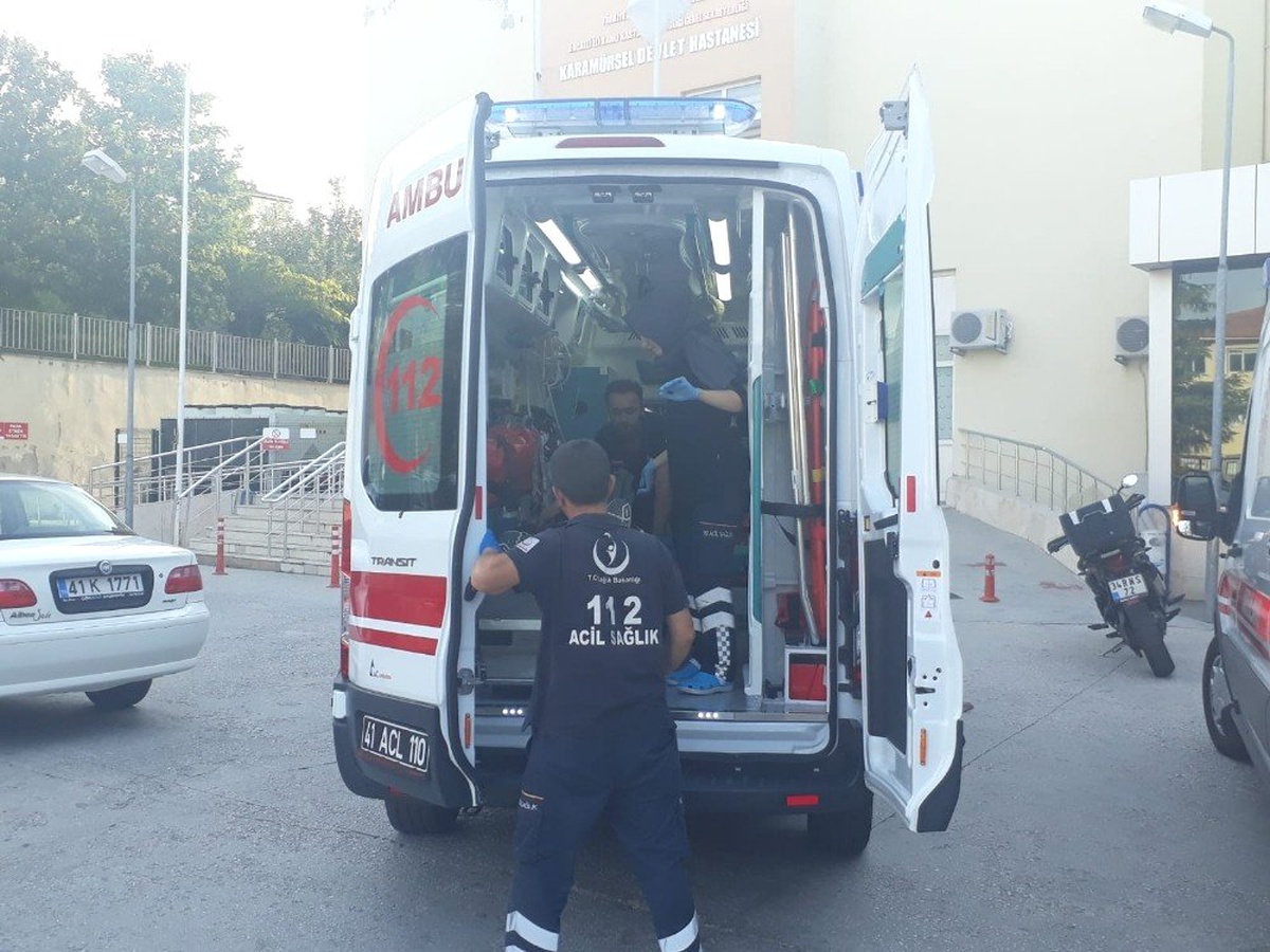 Kontrolden çıkan aracın çarptığı 2 kardeş yaralandı