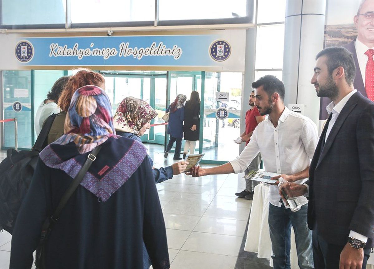 Kütahya\'yı kazanan öğrenciler otogarda karşılanıyor