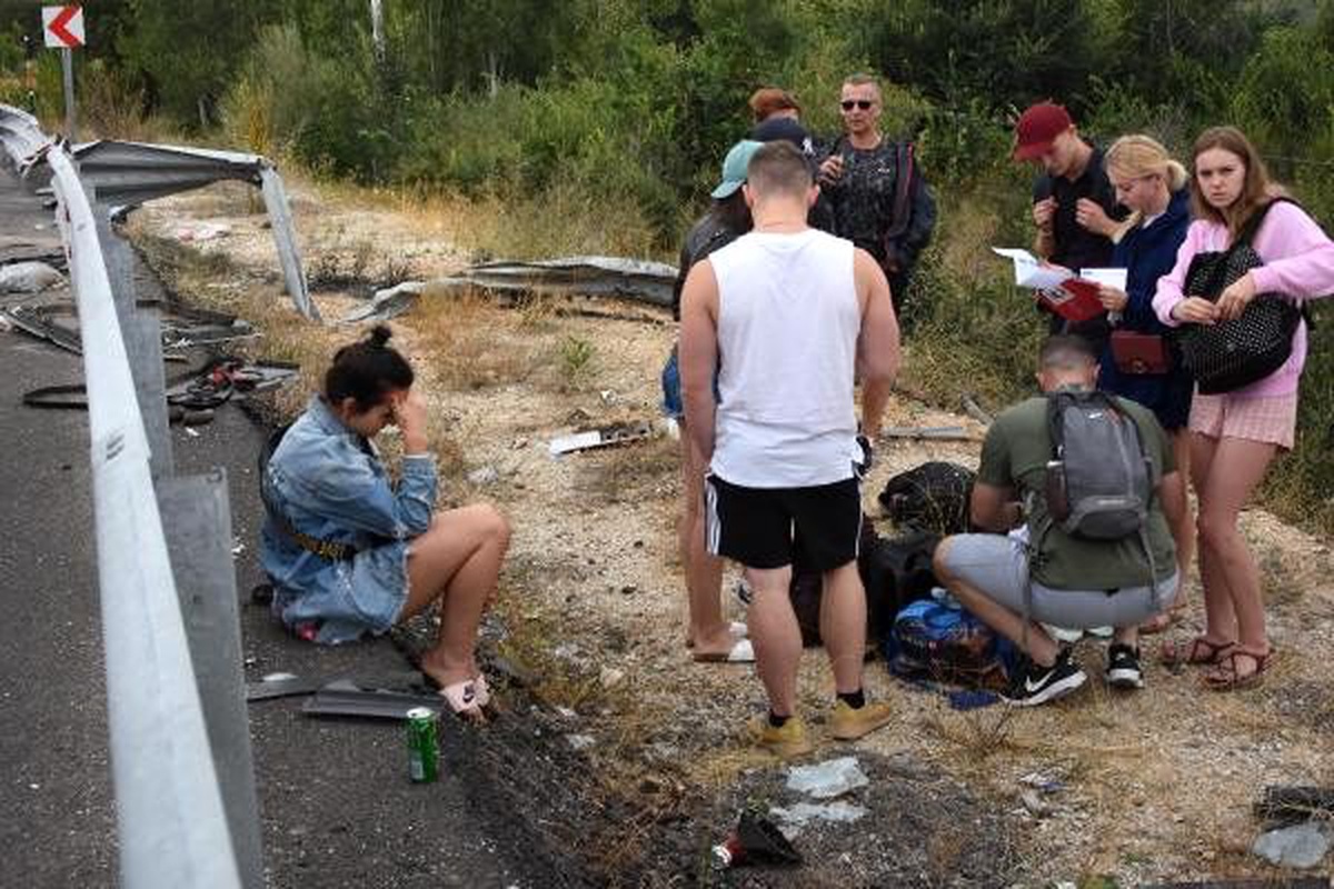 Lastiği patlayan tur otobüsü dere yatağına uçtu: 3 yaralı