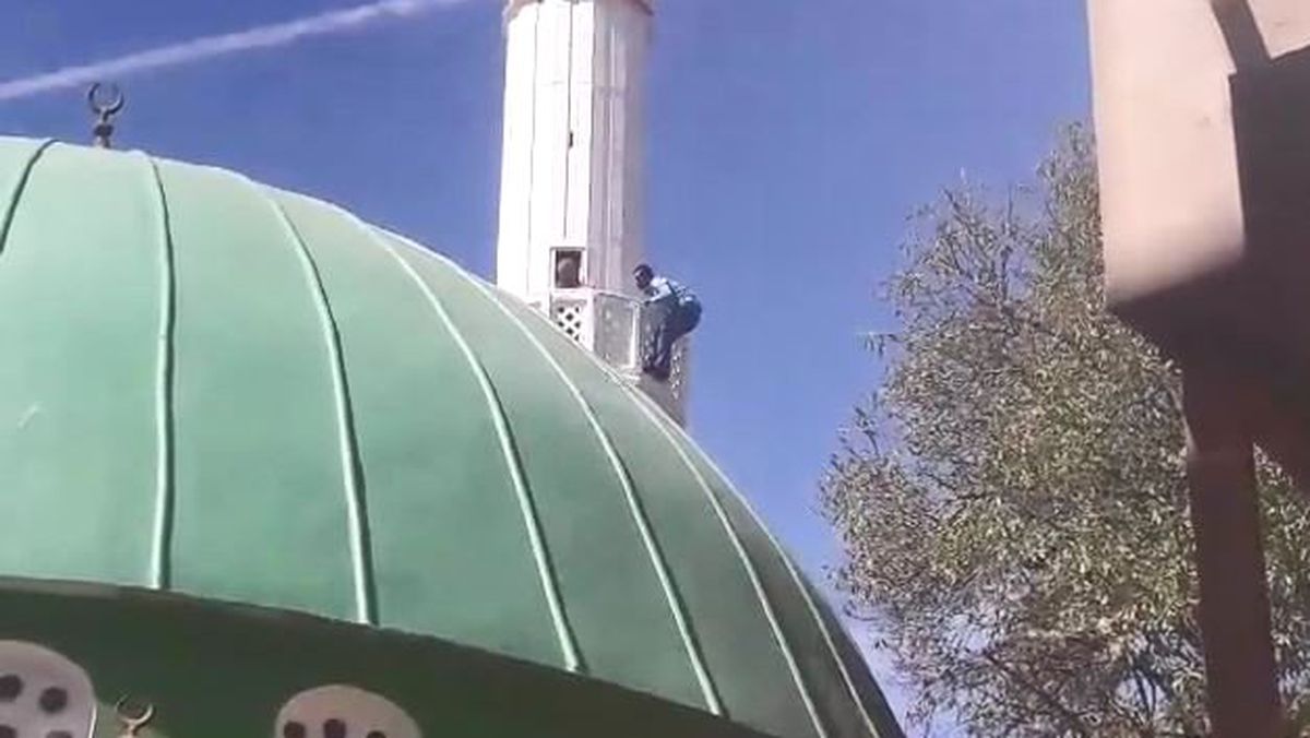 Minaredeki intihar girişimini polis önledi