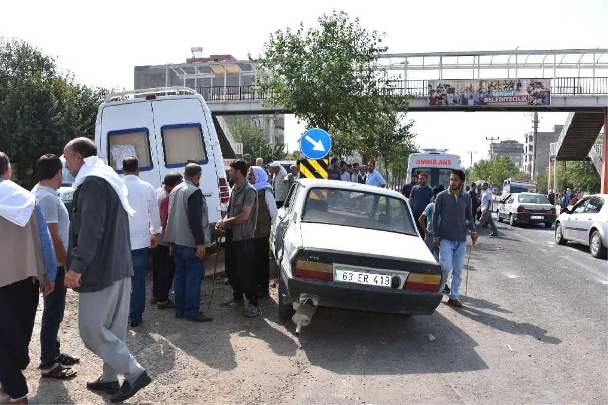 Minibüs ile otomobil çarpıştı: 3 yaralı