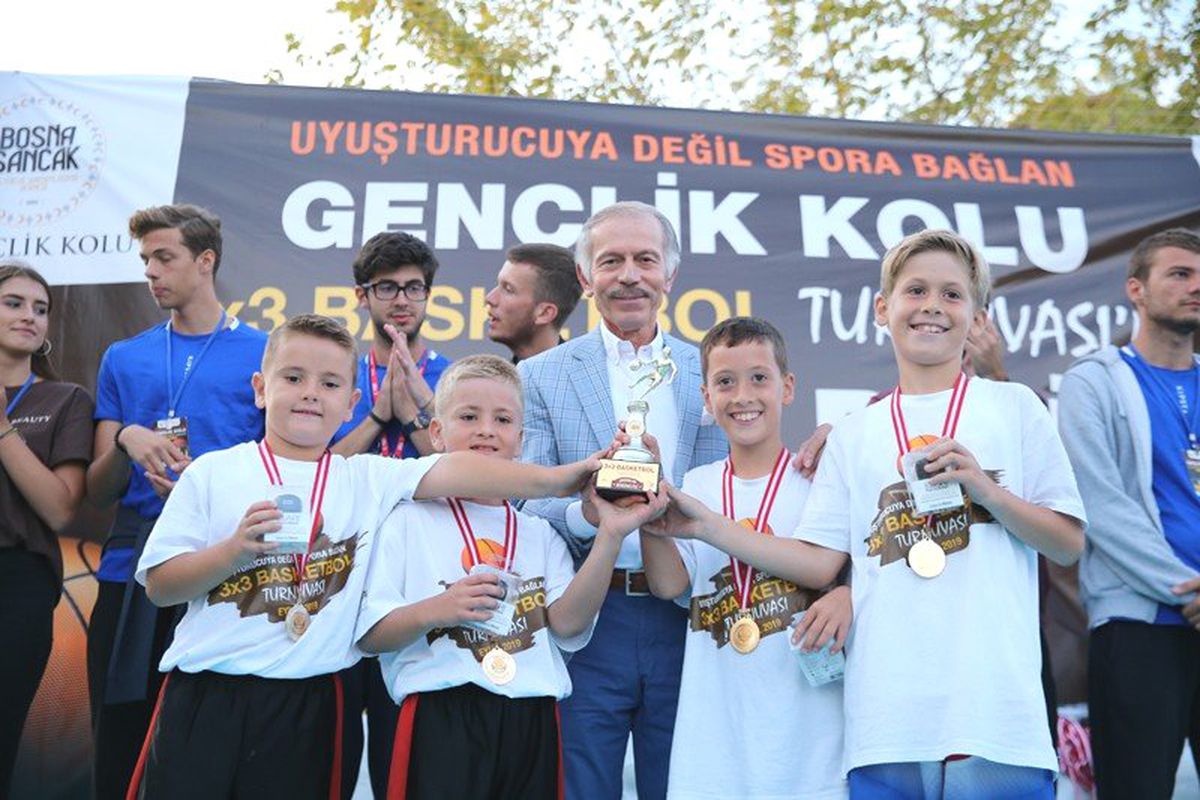 Minik şampiyonlar ödüllerini Başkan Aydıner\'den aldı