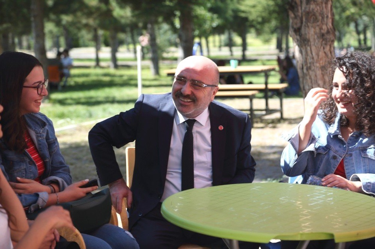 Öğle Arasında Öğrencilere Rektörden Sürpriz!