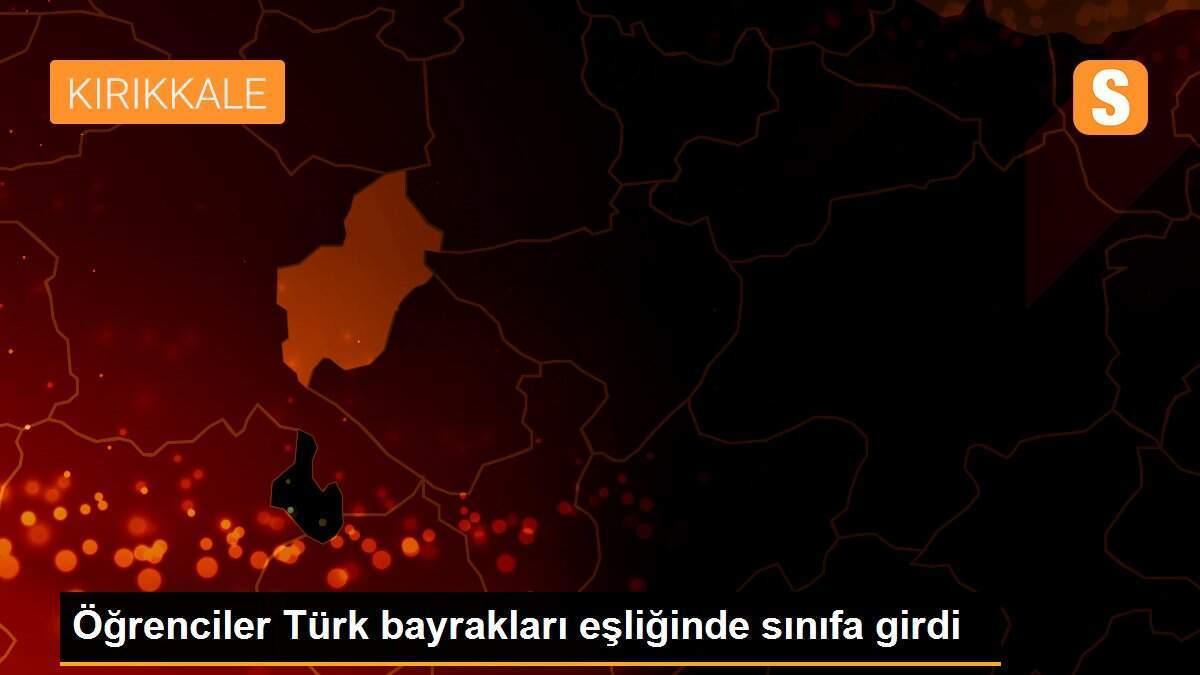 Öğrenciler Türk bayrakları eşliğinde sınıfa girdi