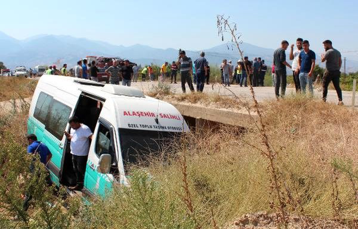Otomobil ile yolcu minibüsü çarpıştı: 10 yaralı