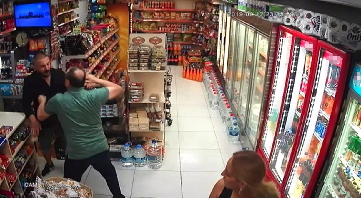 (Özel) Beyoğlu\'nda marketten para çalan hırsız sert kayaya çarptı
