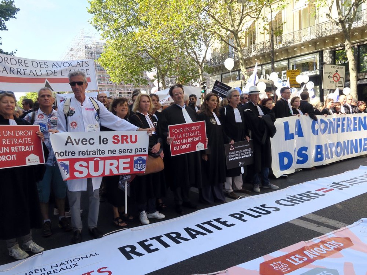 Paris\'te emeklilik reformuna karşı yürüyüş