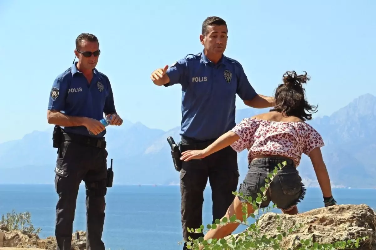 Falezlerdeki kadın polislere zor anlar yaşattı: Ne kadar karizmatikler