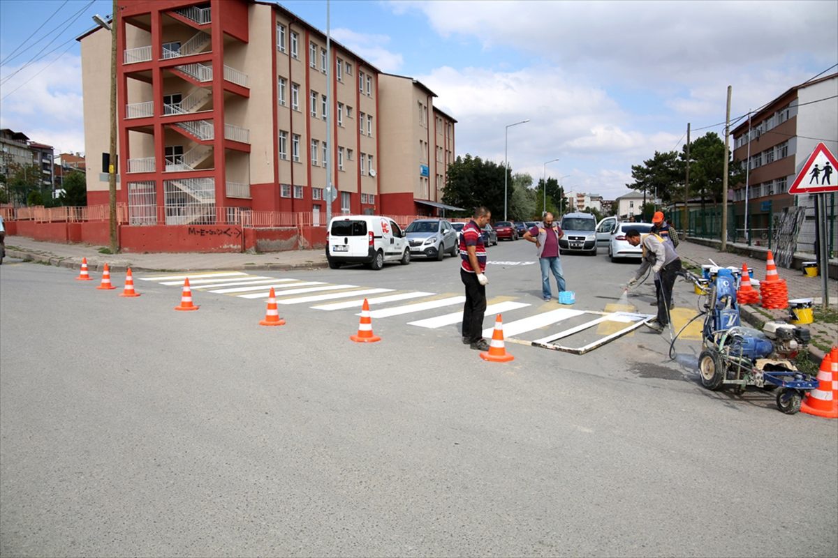 Sivas\'ta trafik uyarı ve işaretleri yenileniyor