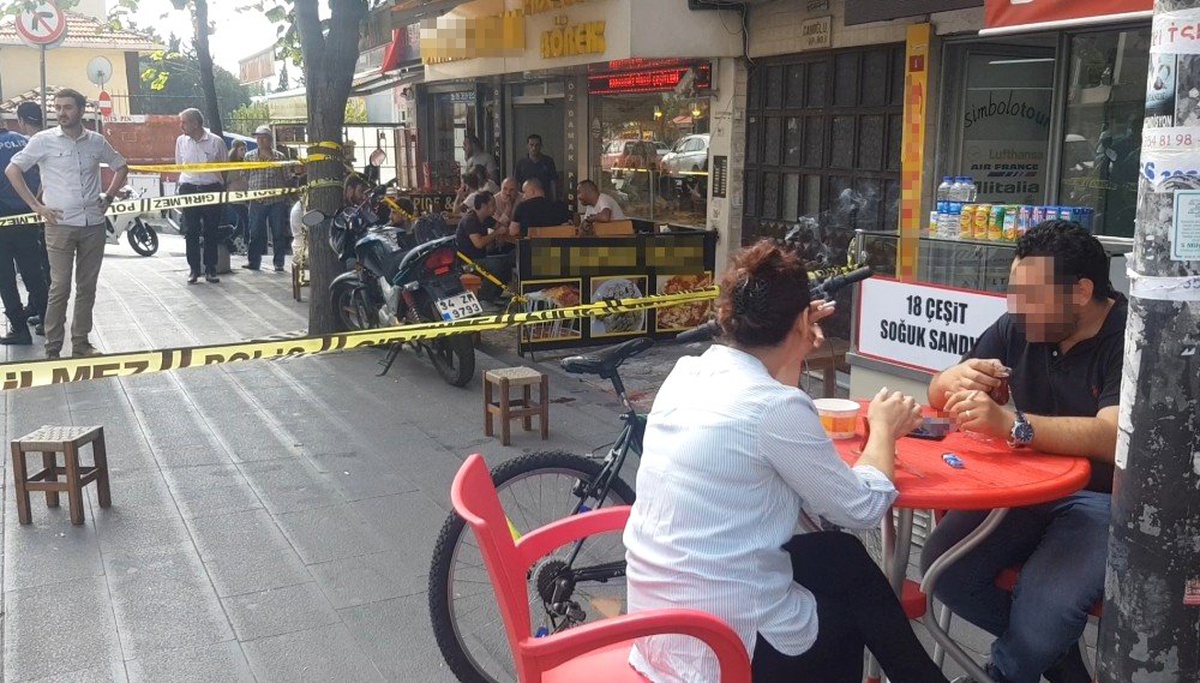 Sokakta iki kişi vuruldu, onlar börek yemeye devam etti