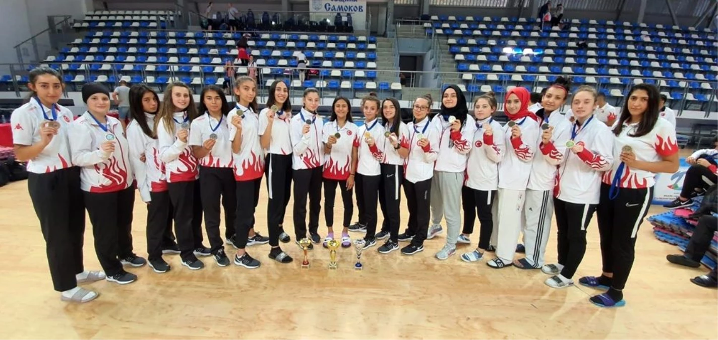 Taekwondo Milli Takımı, Bulgaristan\'da 31 madalya kazandı