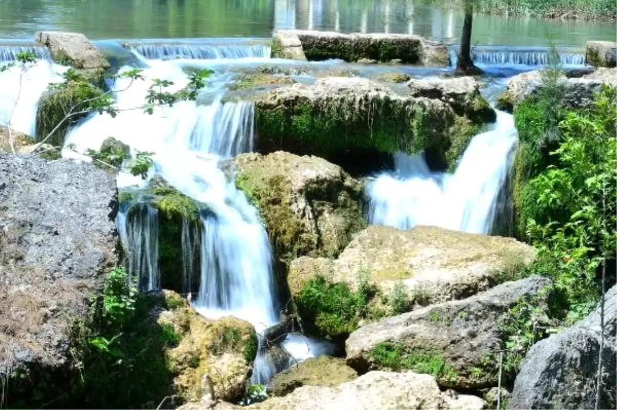 Tarsus şelalesi ziyaretçi akınına uğruyor