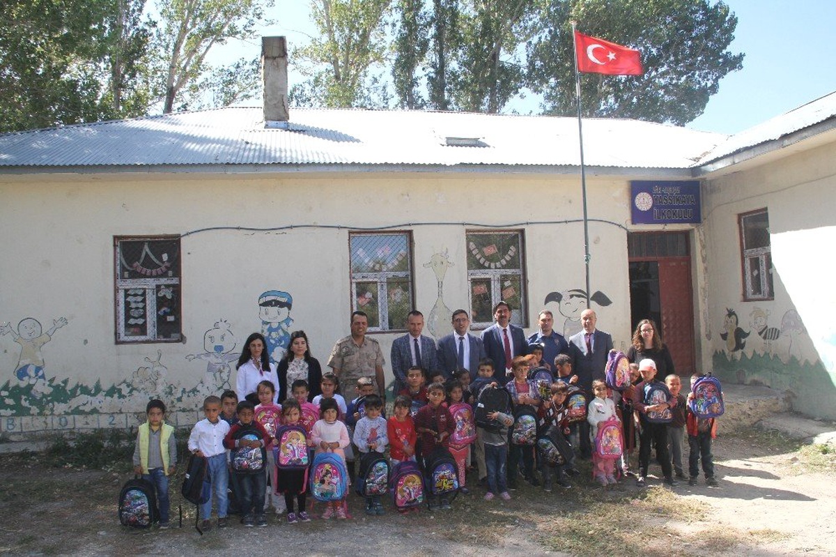 Taşlıçaylı iş adamından öğrencilere kırtasiye malzemesi yardımı