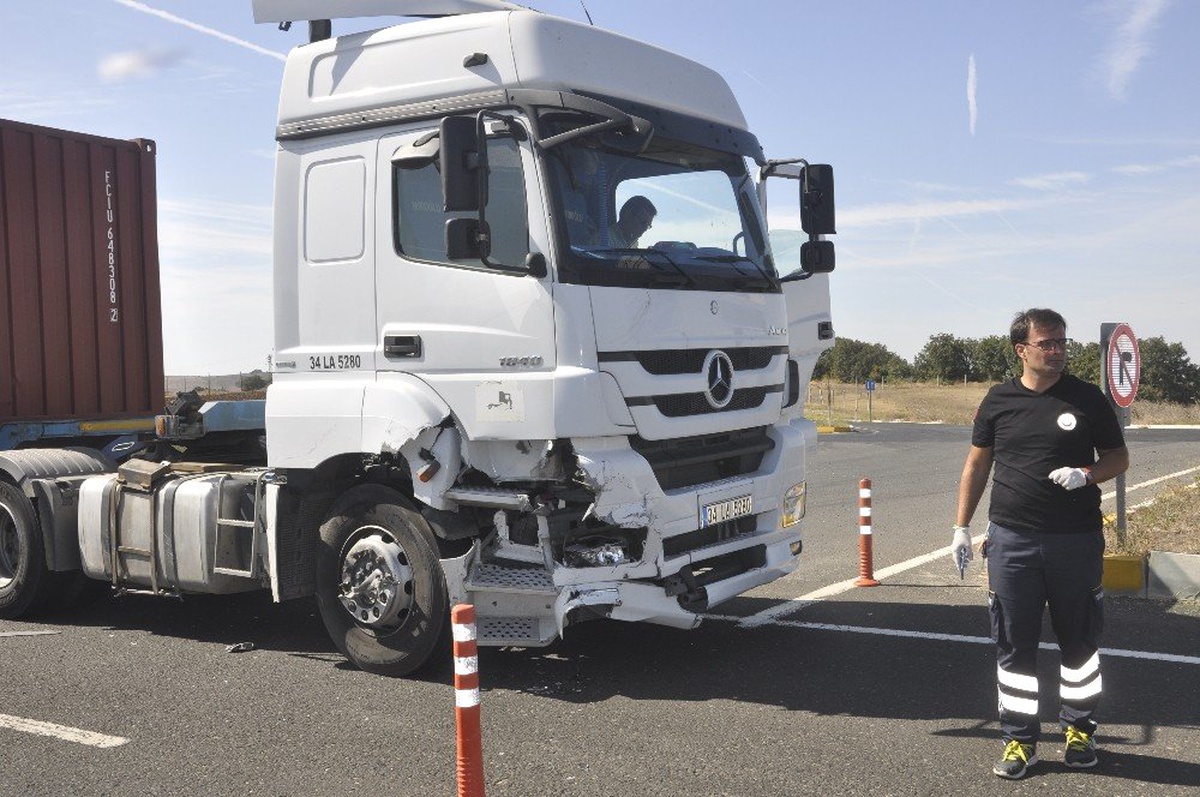 Tekirdağ\'da tır ile otomobil çarpıştı: 1 yaralı