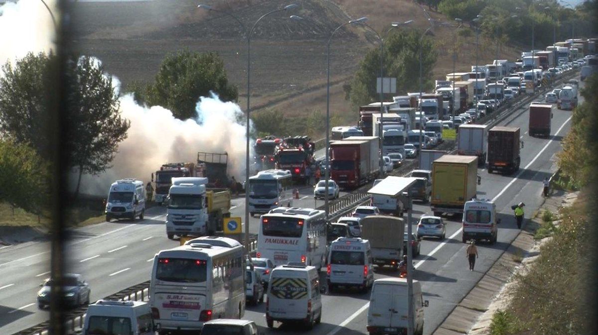 TEM\'de alev alev yanan tır trafiği kilitledi