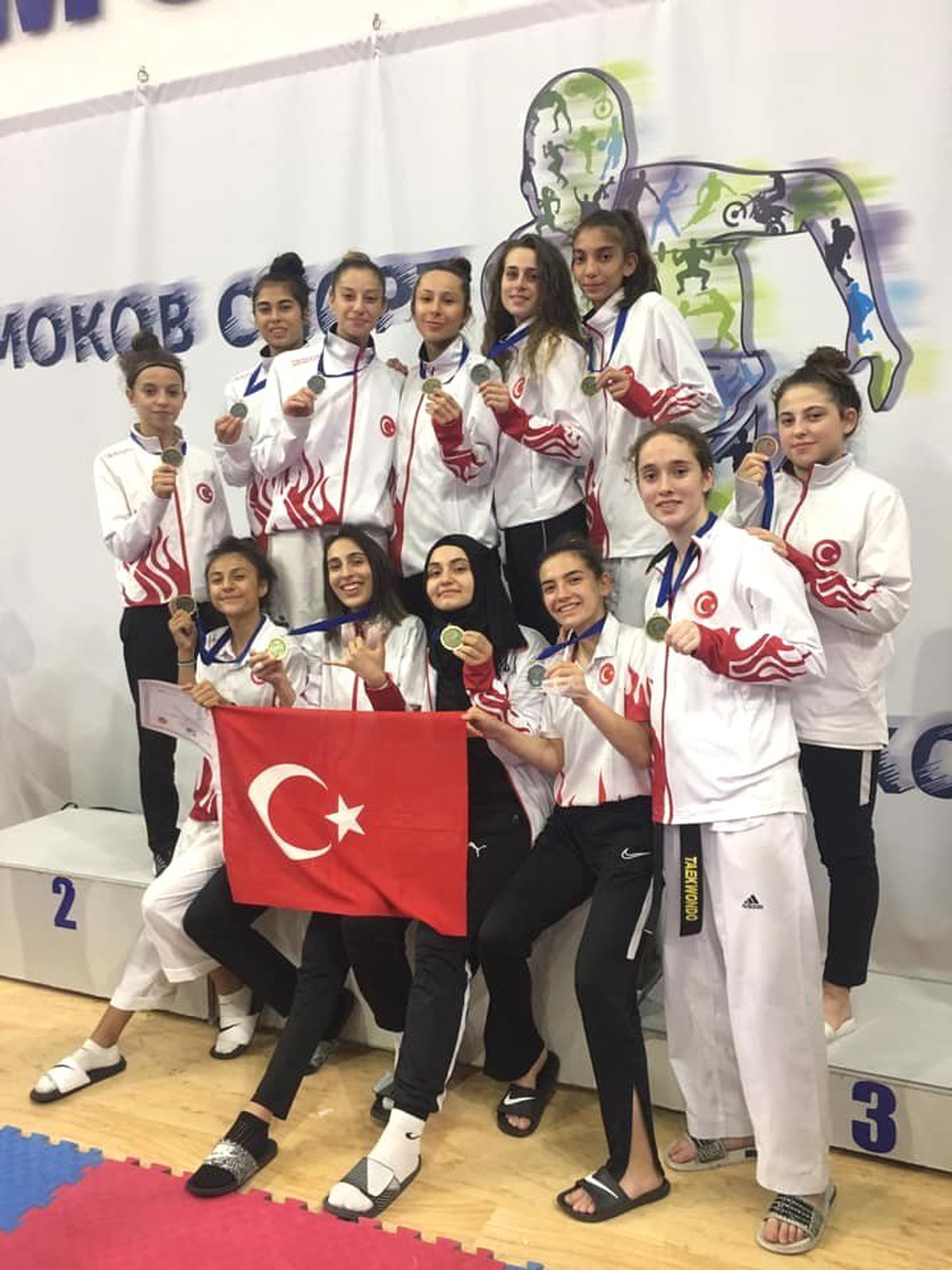 THOM Taekwondo Sporcuları 1 altın ve 1 gümüş madalya ile döndü