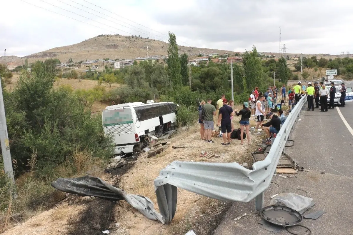 Tur otobüsü yoldan çıktı: 3 yaralı