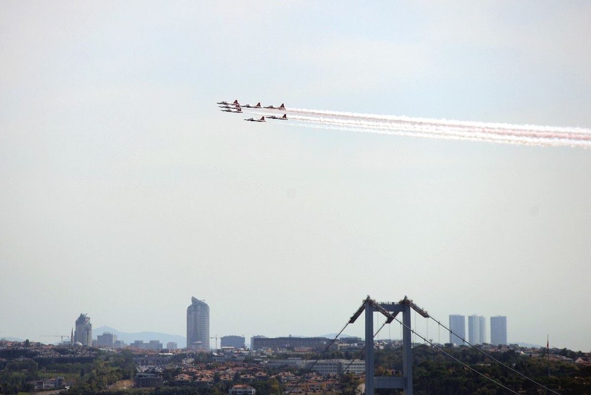 Türk Yıldızları TEKNOFEST öncesi İstanbul Boğazı\'nda